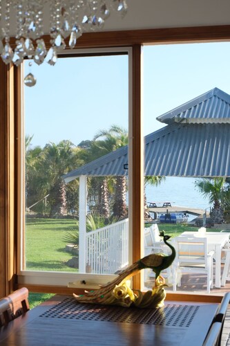Waterfront retreat w/private dock, kayaks & animal encounters
