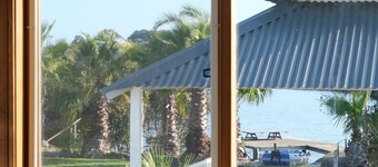 Waterfront retreat w/private dock, kayaks & animal encounters