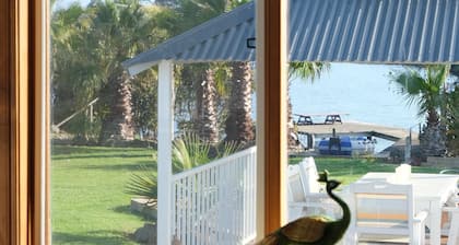 Waterfront retreat w/private dock, kayaks & animal encounters