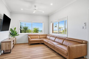 TV - Views of Rainbow Beach  100m to beach (Bonny Hills)