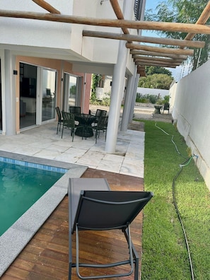 A covered outdoor area with a pool, patio furniture, and a lawn. - Praia da Pipa - Mar e Descanso (Tibau do Sul)