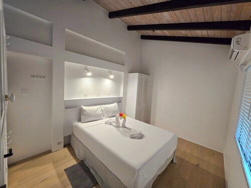 Cozy 2-bedroom house in perfect Woodlands with AC