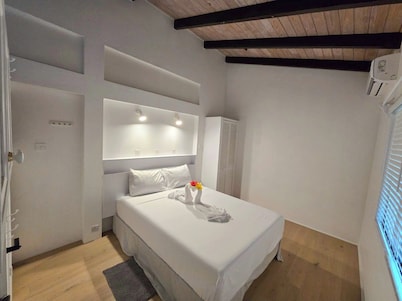 Cozy 2-bedroom house in perfect Woodlands with AC