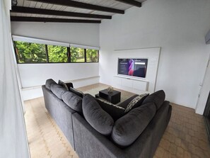 Unclassified image, 5 of 12, button - Cozy 2-bedroom house in perfect Woodlands with AC (Woodlands)