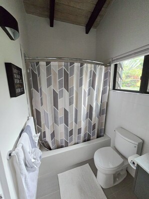 Unclassified image, 4 of 12, button - Cozy 2-bedroom house in perfect Woodlands with AC (Woodlands)