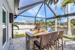 Outdoor dining - Life is Good! Gulf Access, Heated Pool & Spa, Paddleboards - Princeton Pura Vida - Roelens (Cape Coral)
