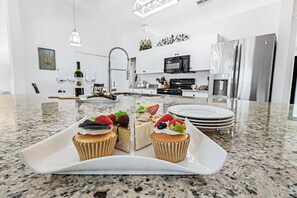 Fridge, microwave, oven, stovetop - Life is Good! Gulf Access, Heated Pool & Spa, Paddleboards - Princeton Pura Vida - Roelens (Cape Coral)