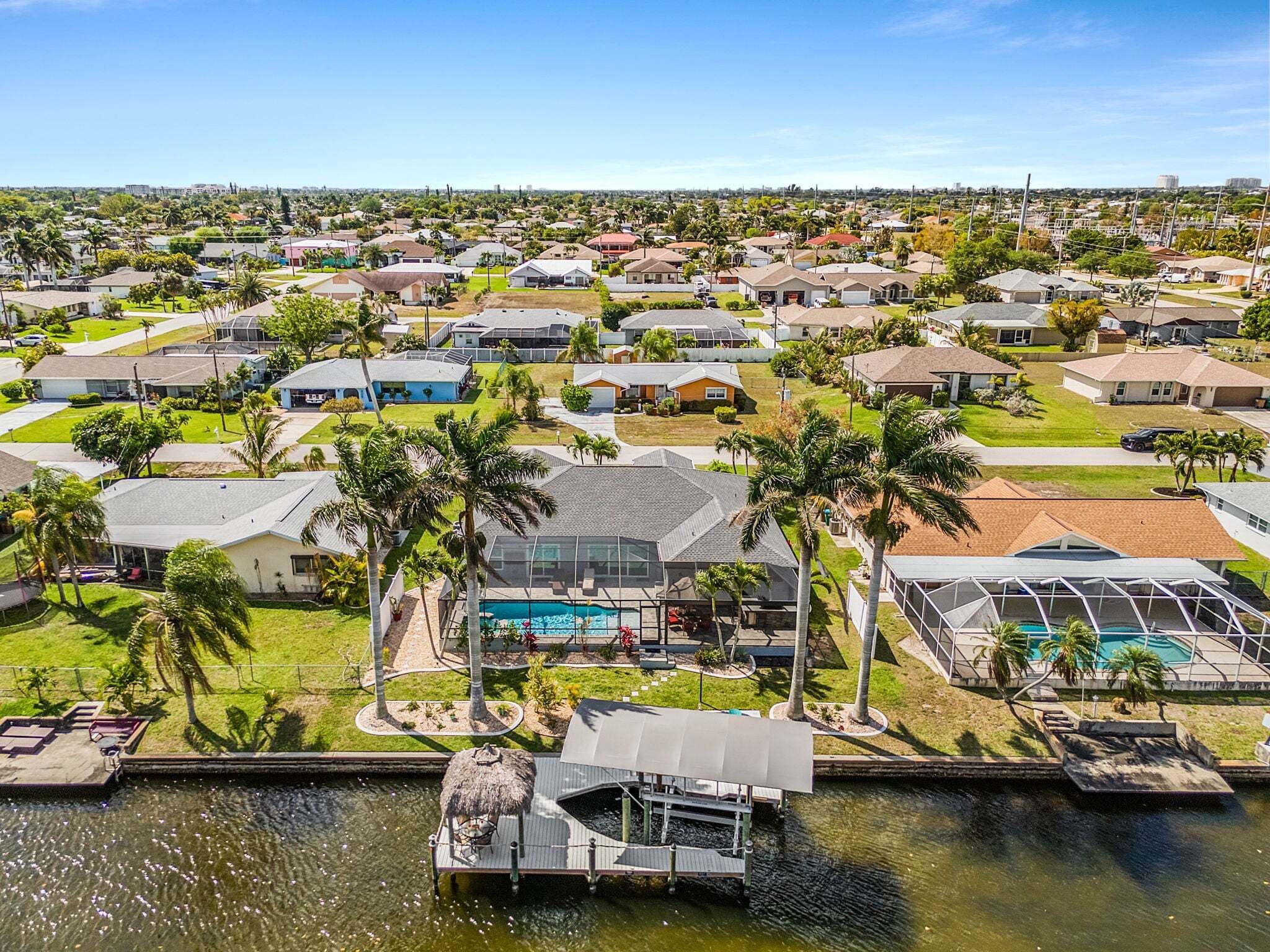 Una zona residencial con casas, una piscina y un muelle.