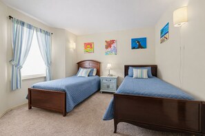 2 bedrooms, desk, iron/ironing board, free WiFi - Went n Wild 5 Minutes Aquatic Center Coliseum A&T University 10 Minutes (Greensboro)