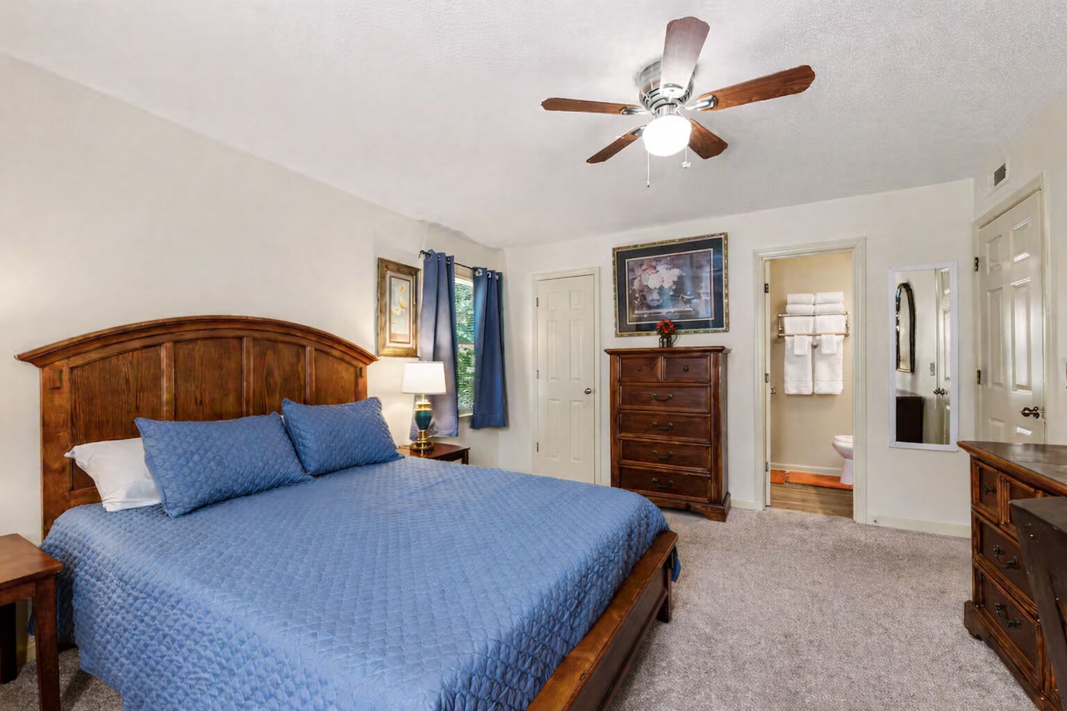 2 habitaciones, escritorio, tabla de planchar con plancha y wifi gratis 