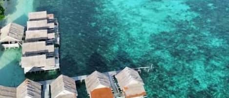 Habitación Deluxe doble, balcón, sobre el agua | Playa