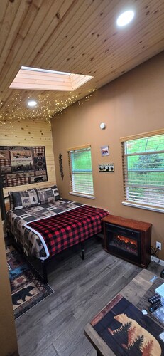 NEW Dreamy Cozy Little Cabin/Private Entrance/Queen Bed/Fireplace/Big Shower