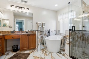 Shower, hair dryer, towels - Upgraded Home - Private Pool - Near Disney (Davenport)