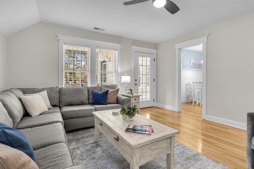 Seabreeze Cottage at Oak Island - 2Bed/2Bath near Beach - Private and Peaceful