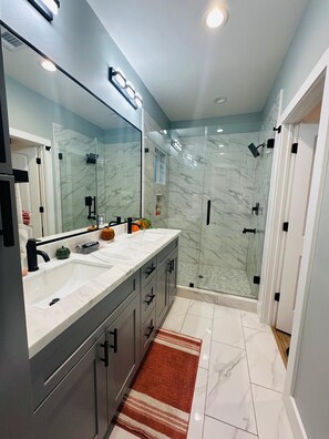 Shower, hair dryer, towels, soap - Oasis Houston NRG Y MD Lodging (Houston)