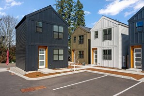 Exterior - Chiquita Bonita | Brand New, Stylish & Spotless, Pet Friendly, Walk to Park, Minutes from Downtown (Tigard)
