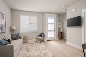 TV - Chiquita Bonita | Brand New, Stylish & Spotless, Pet Friendly, Walk to Park, Minutes from Downtown (Tigard)