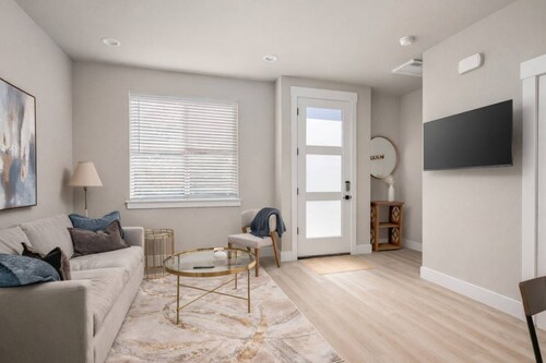 Chiquita Bonita | Brand New, Stylish & Spotless, Pet Friendly, Walk to Park, Minutes from Downtown