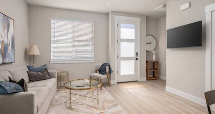 Chiquita Bonita | Brand New, Stylish & Spotless, Pet Friendly, Walk to Park, Minutes from Downtown