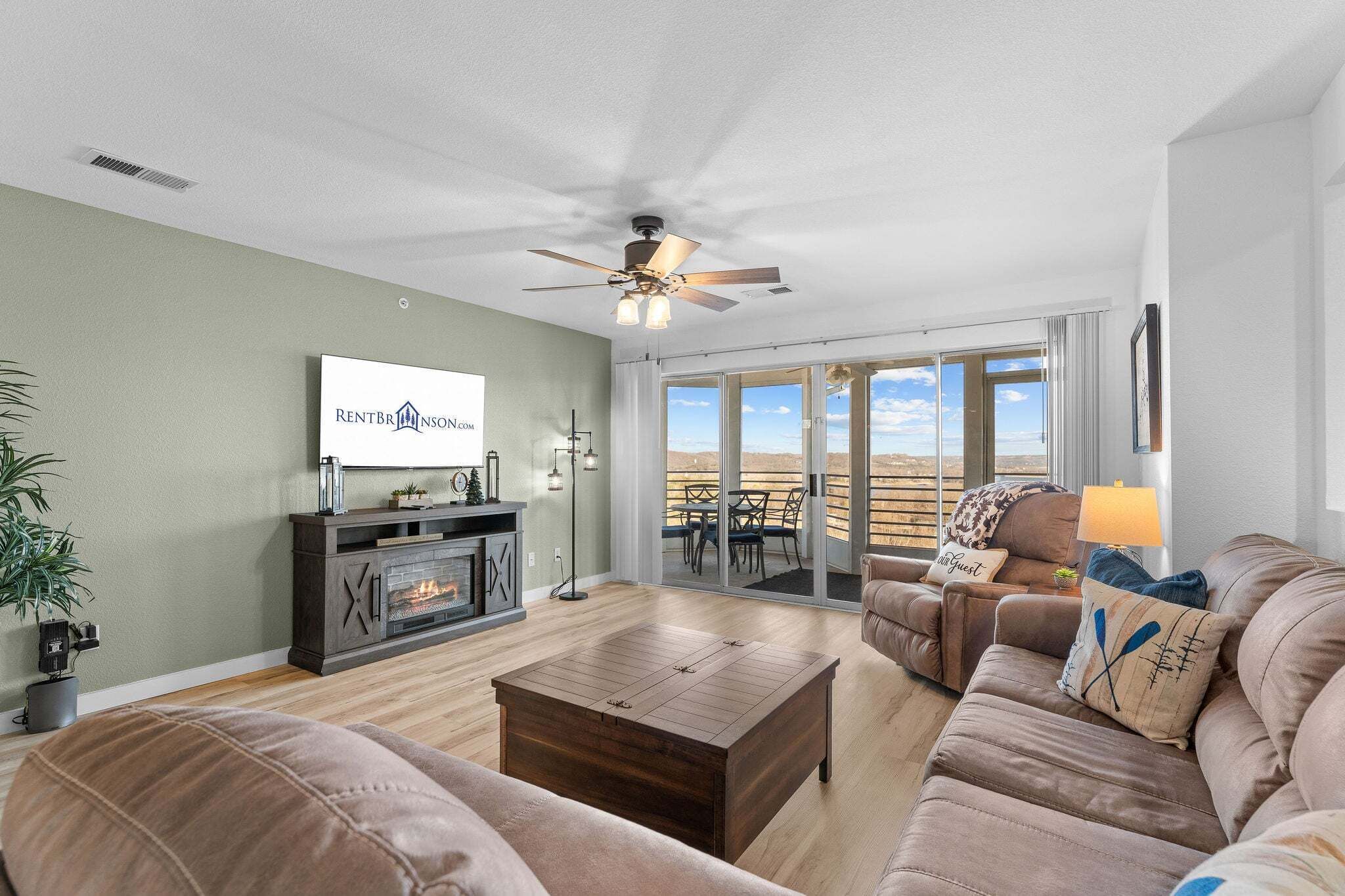 Smart TV, fireplace