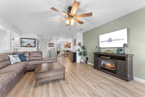 Smart TV, fireplace - Upscale Condo w Gorgeous Lake View_Community Pool_Near Sdc_Free Daily Tickets_Mini Golf_Lake Access (Kimberling City)