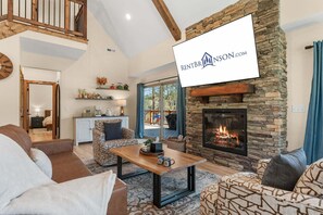 Smart TV, fireplace - Tall Timbers Cabin Right Across Community Pools_Free Daily Tickets_Near Thunder Ridge (Hollister)