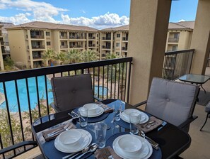 Outdoor dining - Spacious 4-master-suite condo in charming St. George (St. George)