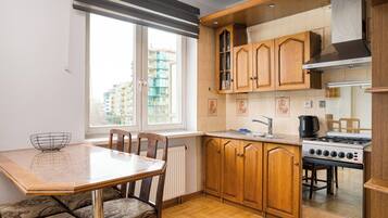 Refrigerador, microondas, placa de cocina, cafetera/tetera