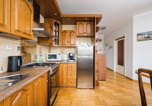 Geladeira, micro-ondas, cooktop, cafeteira/chaleira
