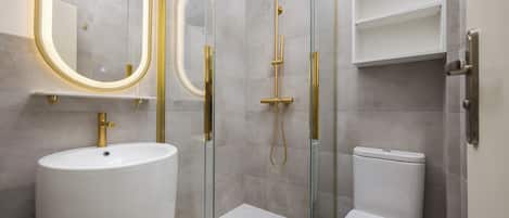 Dusche, Haartrockner, Handtücher