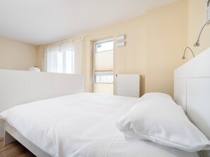 Een strijkplank/strijkijzer, wifi, beddengoed