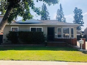 Exterior - Spacious 3-bedroom House Central to all of SoCal (Lakewood)