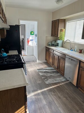 Microwave, oven, stovetop, dishwasher - Spacious 3-bedroom House Central to all of SoCal (Lakewood)