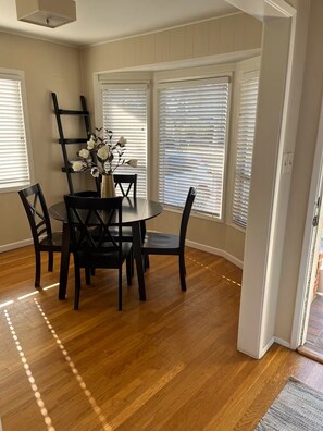 Dining - Spacious 3-bedroom House Central to all of SoCal (Lakewood)
