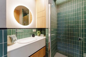 Shower, hair dryer, towels - Kołobrzeg Modern Apartment (Kołobrzeg)