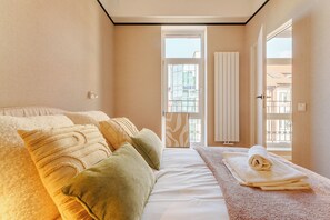 Tabla de planchar con plancha, wifi y ropa de cama 