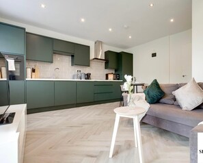Living area - Stylish Croydon 1-Bed Flat | Central London Access | Balcony (South Croydon)