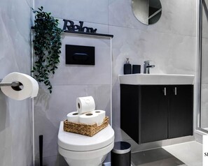 Towels, soap, toilet paper - Stylish Croydon 1-Bed Flat | Central London Access | Balcony (South Croydon)