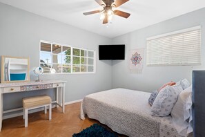 Iron/ironing board, WiFi, bed sheets - Moroccan Hacienda Retreat- By Festival Grounds (Indio)