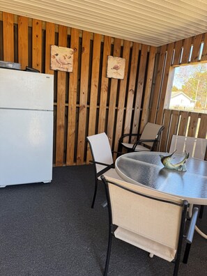 Outdoor dining - Charming two-bedroom, one bath, with screened porch is your perfect getaway. (Millsboro)