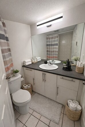 Bathroom - Convenient 2BR Retreat | Walk to Restaurants, Transit & Amenities (Vancouver)