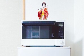 Un horno microondas con un adorno encima.