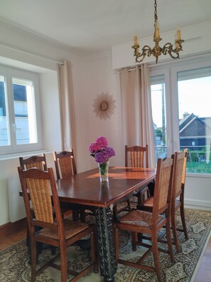 Dining - Beautiful 3-bedroom house in Moëlan-sur-Mer near the coast (Moëlan-sur-Mer)