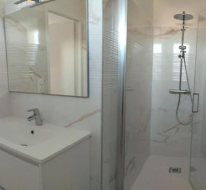 Shower, hair dryer, towels, toilet paper - Beautiful 3-bedroom house in Moëlan-sur-Mer near the coast (Moëlan-sur-Mer)