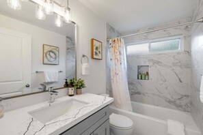 Shower, hair dryer, towels - Perch - 3BR Bellevue Comfort: Parking + Pet Friendly (Bellevue)