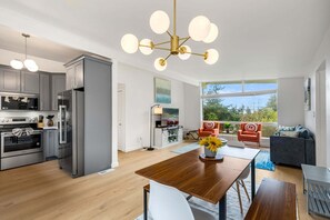 Fridge, microwave, oven, stovetop - Perch - 3BR Bellevue Comfort: Parking + Pet Friendly (Bellevue)