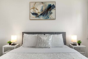 Tabla de planchar con plancha, wifi gratis y ropa de cama 