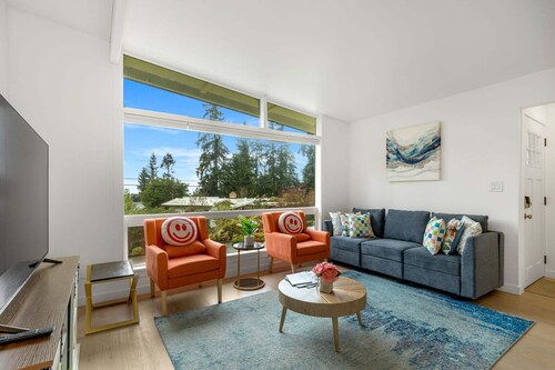 Perch - 3BR Bellevue Comfort: Parking + Pet Friendly