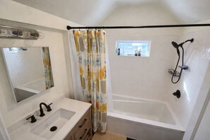 Douche, sèche-cheveux, serviettes fournies, savon