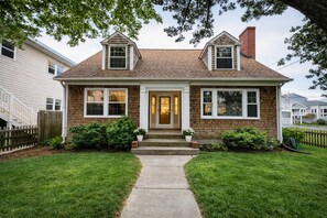 Exterior - The 9th Street Cottage - Walk to Beach & Boardwalk - Family Cottage - 4 Bedroom (Ocean City)